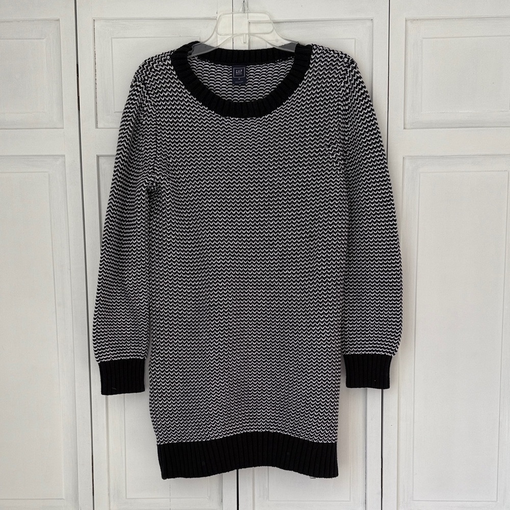 GAP Black and White Chevron Stripe Women's Sweater